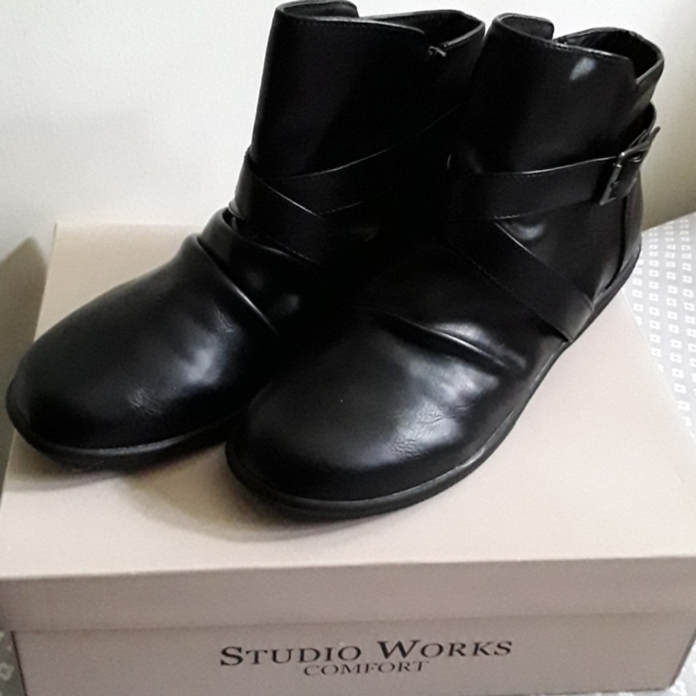New booties BLACK SIZE 9 STUDIO WORKS